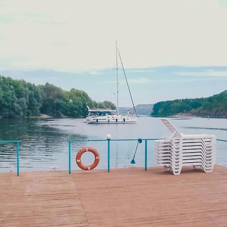 Hotel Yacht Club Mayak Dnistrivka Екстериор снимка