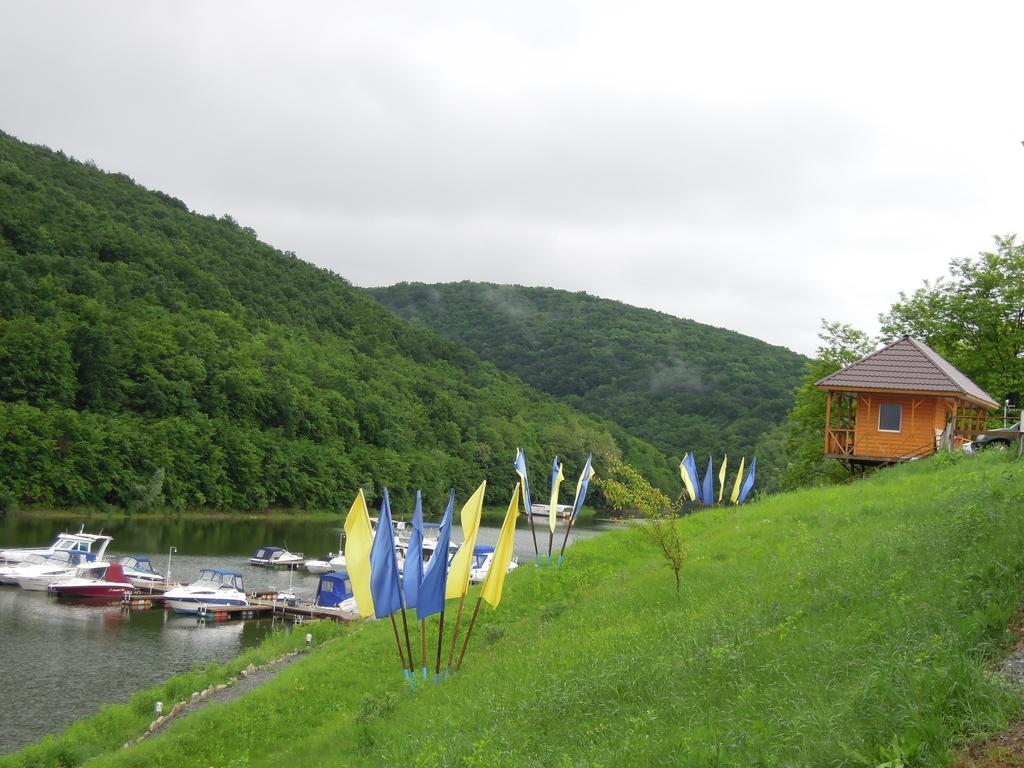 Hotel Yacht Club Mayak Dnistrivka Стая снимка